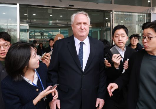 국민의힘 인요한 의원이 12월 10일 서울 여의도 국회 소통관에서 의원직 사퇴 발표 기자회견을 마친 후 차량으로 향하고 있다./연합