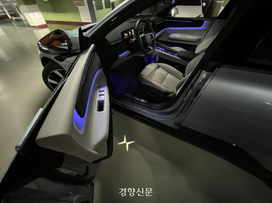 폴스타4 앞문을 여니, 주차장 바닥에 폴스타 브랜드 로고가 나타났다. 권재현 선임기자