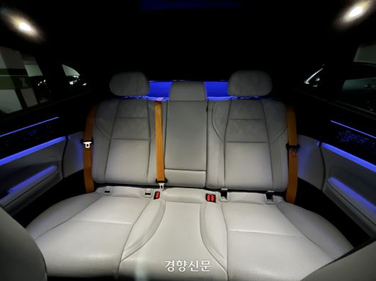 폴스타4의 2열 시트 모습. 레그룸(앞좌석과의 거리)을 포함해 실내 공간이 제법 넓었다. 권재현 선임기자