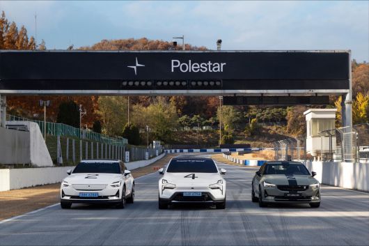 지난 11월 용인 스피드웨이에서 열린 폴스타의 국내 첫 고객 로열티 행사 ‘폴스타 데이 2025(Polestar Day 2025)’에서 폴스타2와 폴스타4의 오너들이 트랙 주행 퍼포먼스 체험을 하고 있다. 폴스타코리아 제공