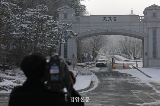 경찰이 정치권의 통일교 금품수수 의혹과 관련해 압수수색을 진행하고 있는 15일 경기 가평군 통일교 본부에서 관계 차량이 이동하고 있다.  정효진 기자