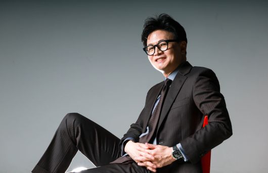 한동훈 전 국민의힘 대표가 지난 11일 서울 중구 경향신문 스튜디오에서 인터뷰에 앞서 포즈를 취하고 있다. 정지윤 선임기자