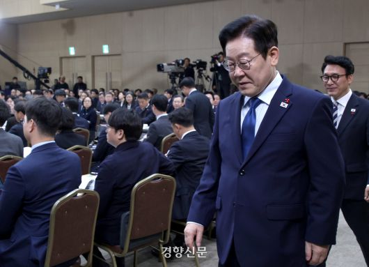 이재명 대통령이 17일 세종시 세종컨벤션센터에서 열린 기후에너지환경부 등의 업무보고에 입장하고 있다. 대통령실사진기자단