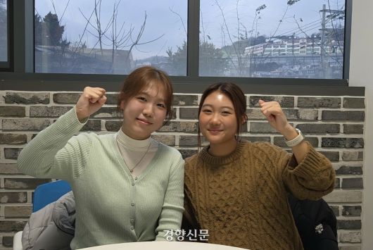 지난 10일 서울 성북구에 있는 대안교육기관 ‘거꾸로캠퍼스’에서 만난 정수민씨(19·왼쪽)와 이은빈양(17)이 웃고 있다. 우혜림 기자