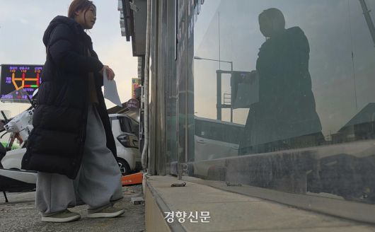 지난 10일 이은빈양(17)이 턱이 있는 가게 앞에 서 있다. 우혜림 기자