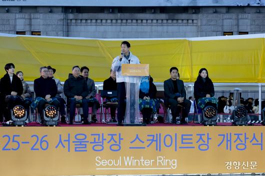 오세훈 서울시장이 19일 서울광장에서 열린 2025년 서울광장 스케이트장 개장식에서 축사하고 있다.  문재원 기자