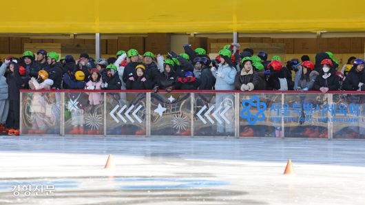시민들과 외국인 관광객들이 21일 서울 중구 서울시청 광장에서 운영되는 스케이트장 입장을 기다리고 있다.