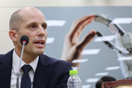 의원 질의에 답변하는 해롤드 로저스 쿠팡 대표이사. 연합뉴스