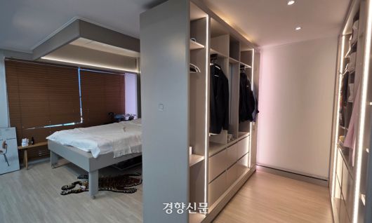 침대를 내리고 수납장을 이동하자 원룸이 침실과 옷방으로 나눠졌다. 최미랑 기자