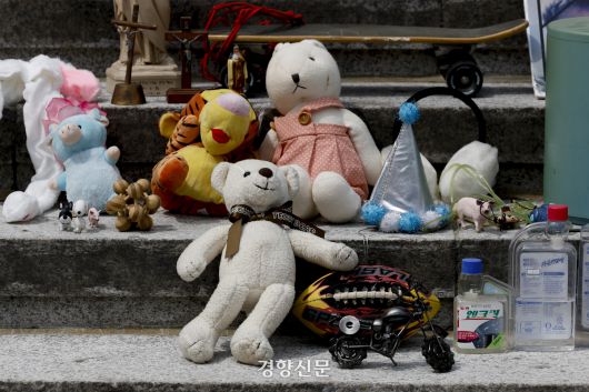 가습기살균제 참사 14주년 기자회견이 열린 8월 28일 서울 종로구 세종문화회관 계단에 피해자들의 유품이 놓여 있다. 문재원 기자