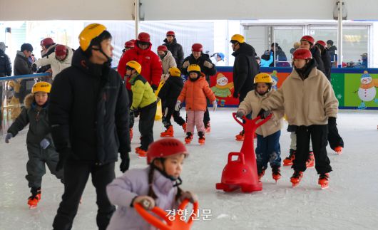 ‘노원 씽씽 눈썰매장’에 마련된 스케이트장에서 시민들이 스케이트를 타고 있다.