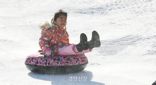 ‘노원 씽씽 눈썰매장’을 찾은 어린이들이 눈썰매를 타고 있다.