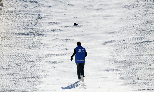 ‘노원 씽씽 눈썰매장’에서 안전요원이 한 어린이가 놓친 모자를 가져오기 위해 눈썰매장을 오르고 있다.