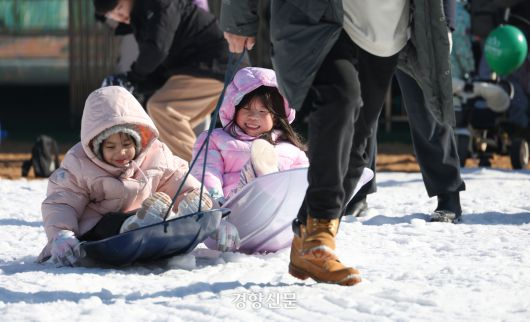 ‘노원 씽씽 눈썰매장’을 찾은 어린이들이 눈썰매를 타고 있다.