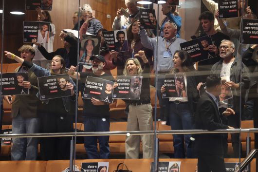 24일(현지시간) 이스라엘 의회(크네세트)에서 열린 10월7일 하마스 공격에 대한 국가 조사위원회 설치 법안 토론 도중, 희생자 유가족들이 가족들이 항의하고 있다. EPA연합뉴스