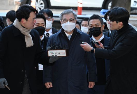 2022년 서훈 전 청와대 국가안보실장이 서울중앙지법에서 열린 ‘서해 공무원 피격 사건’ 관련 구속 전 피의자 심문에 출석하고 있다. 연합뉴스