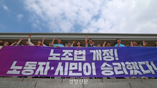노란봉투법’(노동조합법 2·3조 개정안)이 국회 본회의를 통과한 8월 24일 노동계가 국회 본청 앞 계단에서 환영 기자회견을 열고 있다. 정효진 기자