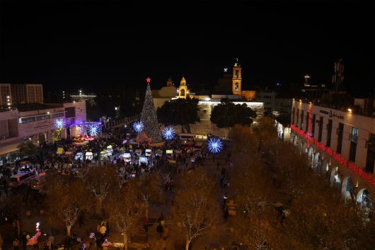 이스라엘이 점령 중인 요르단강 서안지구 베들레헴의 예수 탄생 교회에서 24일(현지시간) 자정 미사가 열리기 전, 성지 순례객들과 시민들이 모인 예수 탄생 광장의 전경. AFP연합뉴스