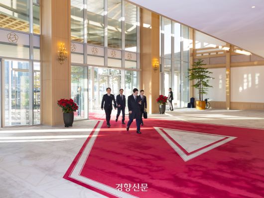 이재명 대통령이 26일 서울 용산 대통령실 정현관에서 용산 대통령실 청사 마지막 출근을 하고 있다. 2025.12.26 대통령실 제공