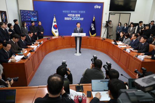 정청래 더불어민주당 대표가 26일 국회에서 취임 후 첫 기자회견을 열어 발언하고 있다. 권도현 기자