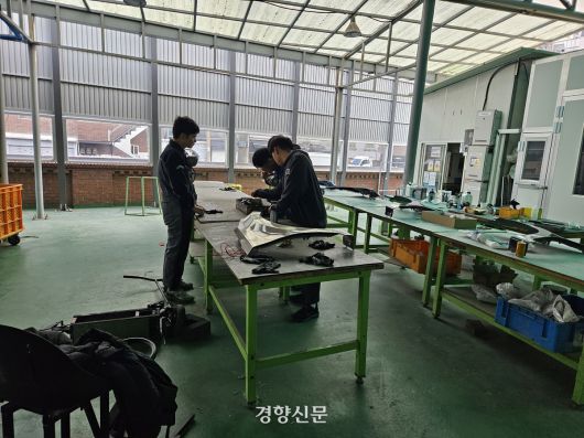 지난달 20일 서울의 한 특성화고에 재학 중인 3학년 학생들이 실습실에서 작업 중이다. 이 학생들은 졸업 직후 취업 대신 대학 진학 등 다른 경로를 알아보고 있다고 했다. 김송이 기자