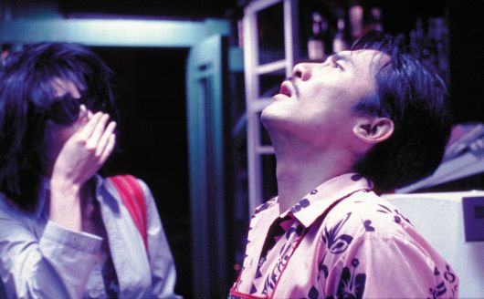 영화 <화양연화: 특별판>의 한 장면. 2001년을 배경으로 한 두 주인공의 모습. 디스테이션 제공