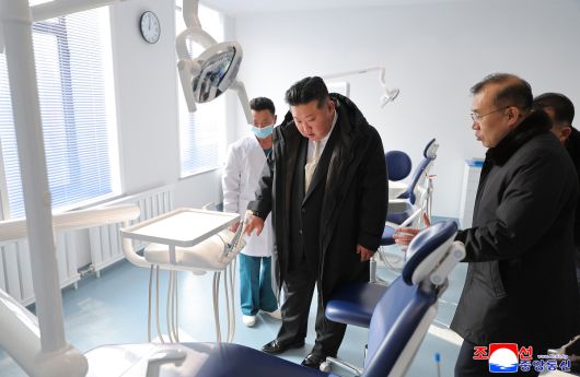 김정은 국무위원장이 지난 29일 남포시 용강군의 병원과 지방공업공장 준공식에 참석했다고 조선중앙통신이 30일 보도했다. 조선중앙통신·연합뉴스