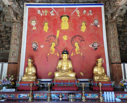 국가지정문화유산 보물로 지정 예고된 ‘양산 신흥사 석조석가여래삼존좌상 및 복장유물’. 국가유산청 제공