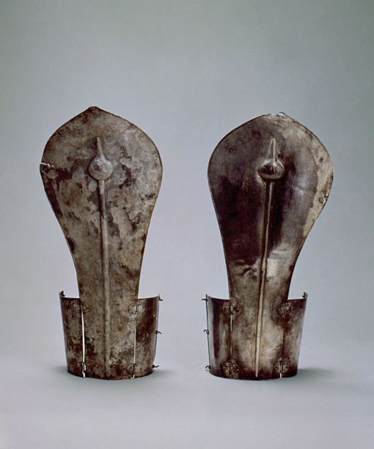 국가지정문화유산 보물인 ‘황남대총 남분 은제 팔뚝가리개’. 국가유산청 제공