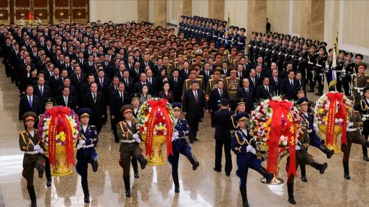 김정은 북한 국무위원장이 새해 첫날인 1일 김일성 주석과 김정일 국방위원장의 시신이 안치된 금수산태양궁전을 참배했다고 조선중앙TV가 2일 보도했다. 조선중앙TV 화면·연합뉴스