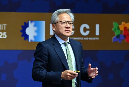 올해 CES 주제는 ‘혁신가들의 등장’(Innovators Show Up)으로, 젠슨 황 엔비디아 최고경영자(왼쪽 사진)가 개막 전날인 5일(현지시간) 무대에 올라 특별 연설을 하며 LG전자는 양팔과 다섯 손가락을 갖춘 홈 로봇 ‘LG 클로이드’(가운데)를 선보인다. 삼성전자는 전자업계 중 최대 규모인 전시관을 라스베이거스 윈 호텔에 마련했다.  이준헌 기자  CES 2026 티저 영상 캡처