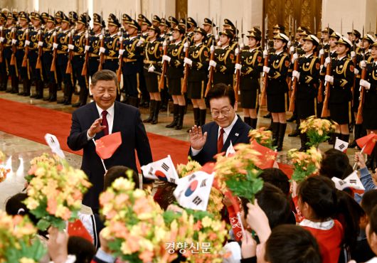 이재명 대통령과 시진핑 중국 국가주석이 5일 오후 베이징 인민대회당 북대청에서 열린 공식환영식에서 화동들을 향해 손을 흔들고 있다. 2026.1.5 김창길 기자