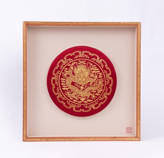 이재명 대통령은 5일(현지시간) 중국 베이징 인민대회당에서 열린 선물교환식에서 시진핑 중국 국가주석에게 중국 왕실을 상징하는 용이 그려진 ‘금박 용문 액자’를 선물했다. 청와대 제공