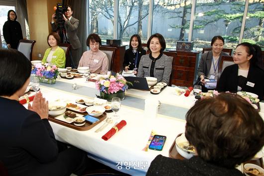 김혜경 여사가 5일 베이징 주중 한국대사관저에서 열린 한중 가교 역할 중국인 여성 초청 한식 오찬 간담회에서 발언하고 있다. 김창길 기자