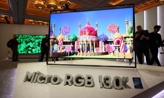 정교한 색감 ‘CES 2026’ 개막을 앞둔 4일(현지시간) 삼성전자는 미국 네바다주 윈 호텔에 마련한 ‘더 퍼스트룩’ 전시장에서 130형 마이크로 RGB TV를 공개했다. 연합뉴스