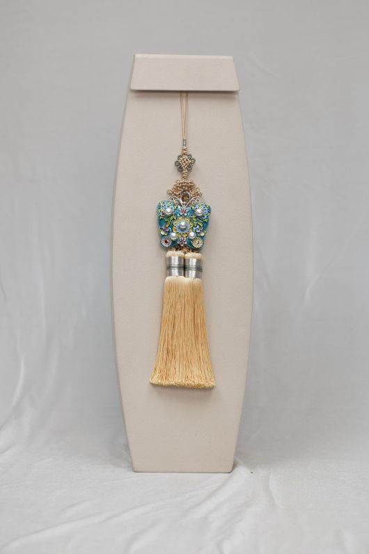 이재명 대통령은 5일(현지시간) 중국 베이징 인민대회당에서 열린 선물교환식에서 시진핑 중국 국가주석의 배우자 펑리위안 여사에게 칠보 명인 이수경 작가의 탐화 노리개를 선물했다. 청와대 제공