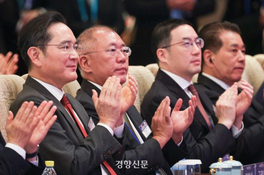 5일 중국 베이징 조어대에서 열린 한중 비즈니스포럼에 이재용 삼성전자 회장, 정의선 현대차그룹 회장, 구광모 LG그룹 회장(왼쪽부터)이 참석해 있다. 김창길 기자