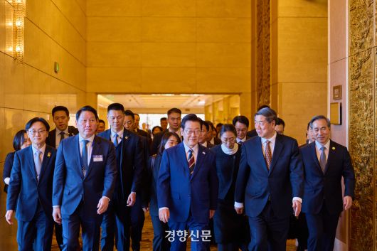 이재명 대통령이 5일 중국 베이징 조어대에서 열린 한중 비즈니스포럼에 입장하고 있다. 김창길 기자