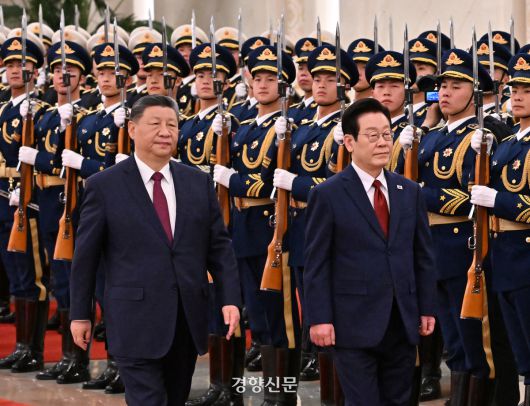 이재명 대통령과 시진핑 중국 국가주석이 5일 오후 베이징 인민대회당 북대청에서 열린 공식환영식에서 의장대 사열을 하고 있다. 2026.1.5 김창길 기자