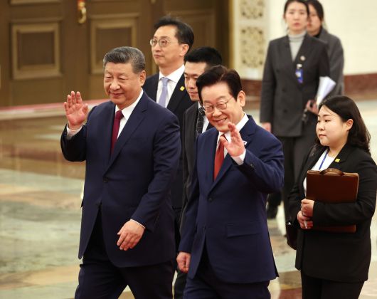 이재명 대통령과 시진핑 중국 국가주석이 5일 오후 베이징 인민대회당 북대청에서 열린 공식환영식에서 화동들을 향해 손을 흔들고 있다. 청와대사진기자단