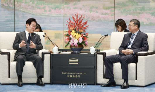 중국을 국빈방문 중인 이재명 대통령과 천지닝 상하이시당서기가 6일 상하이 세계회객청에서 만찬을 갖기 전 사전 환담을 하고 있다. 김창길 기자