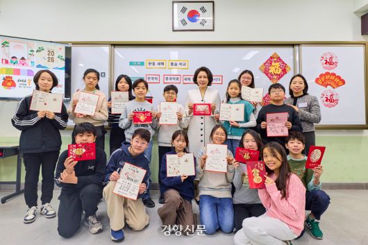6일 김혜경 여사가 베이징에 위치한 북경한국국제학교를 방문해 학생들과 기념 사진을 촬영하고 있다. 김창길 기자