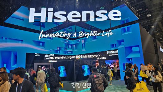 CES 2026 개막일인 6일(현지시간) 중국 가전업체 하이센스가 116인치 RGB 미니LED TV로 부스 입구를 꾸민 모습. 최민지 기자