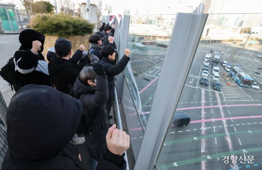 태안화력 고 김충현 대책위가 7일 서울 중구 서울로에서 발전소 비정규직 문제 관련 기습 현수막 시위를 하고 있다. 이번 시위는 석탄화력 고용안전 협의체 회의를 앞두고 정부 압박 차원에서 열렸다.  성동훈 기자