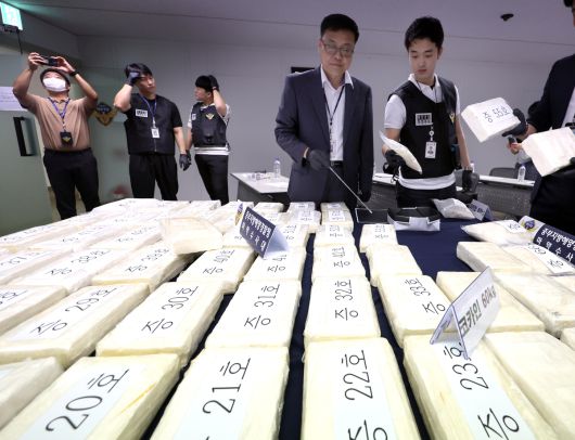 2024년 최치용 경감이 선박으로 밀반인된 액체 형태의 코카인 적발했다. 해양경찰청 제공.