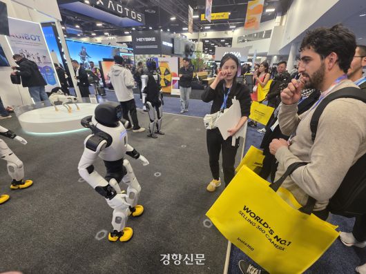 6일(현지시간) 세계 최대 정보통신(IT) 전시회 ‘CES 2026’이 열린 미국 라스베이거스 컨벤션센터(LVCC) 노스홀에 중국 로봇기업 ‘아기봇’의 휴머노이드 로봇 ‘X2’가 한 남성과 대화를 나누고 있다. 오동욱 기자