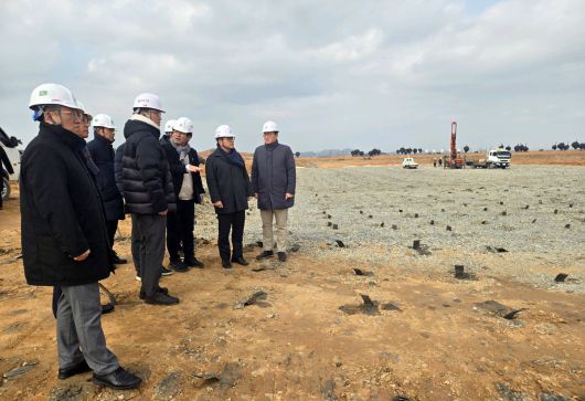 삼성SDS 컨소시엄 설립위원들이 7일 전남 해남에 있는 국가 AI컴퓨팅센터 부지에서 현장을 점검하고 있다. 삼성SDS 컨소시엄 제공