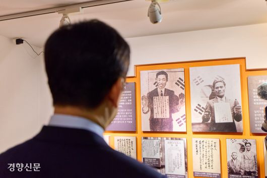 이재명 대통령이 임시정부청사 기념관을 둘러보고 있다.