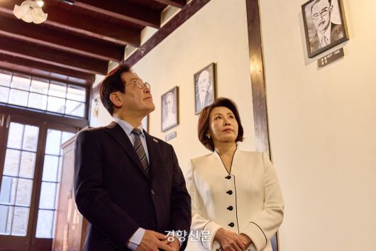 이재명 대통령과 김혜경 여사가 전시실을 둘러보고 있다.