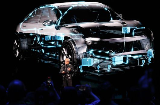 젠슨 황 엔비디아 CEO가 지난 5일(현지시간) 미국 네바다주 라스베이거스 퐁텐블로 호텔에서 열린 엔비디아 CES 2026 라이브에서 기조연설 도중 벤츠와의 협업에 대해 설명하고 있다. 연합뉴스